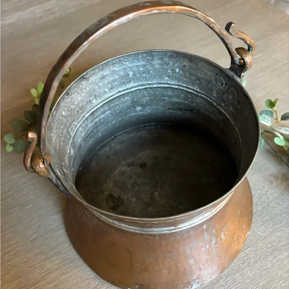 Beautiful Vintage copper IMAX cauldron made in Turkey.